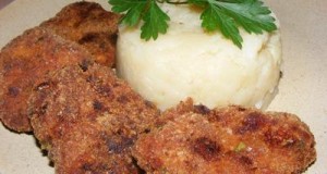Zöldfűszeres fasírt hagymás krumplival