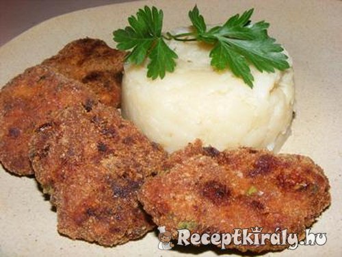 Fűszeres húspogácsák hagymás krumplival