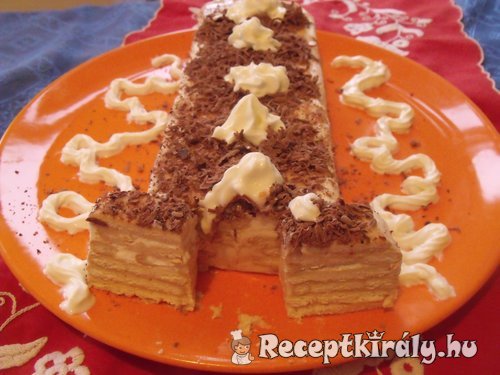 Karamellás tejfölös keksztorta
