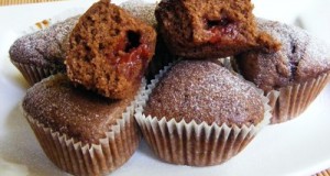 Málnalekvárral töltött csokoládés muffin