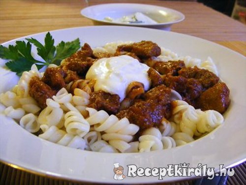 Sertéspörkölt 1