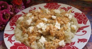 Sztrapacska juhtúróval, hagymás pörkölttel