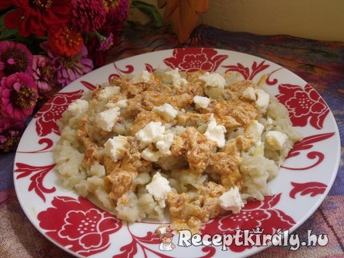 Sztrapacska juh túróval, hagymás pörkölttel