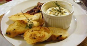 Sült camembert rozmaringos kenyérrel és diós vörösáfonyával