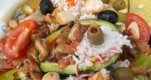 Avokádó paradicsomos chilis kagylóval rákfarkos zöldséges ananászsalátával