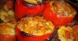 Baconba tekert töltött paprika és paradicsom krumplival