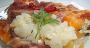 Baconbe tekert túróval töltött paprika és paradicsom csőben sütve