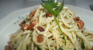 Baconos medvehagymás sajtos spagetti dióval megszórva