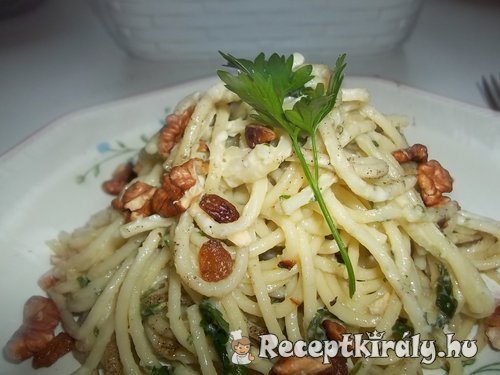 Baconös medvehagymás sajtos spagetti dióval megszórva