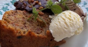 Brandyvel locsolt tortaszeletek fagylalttal
