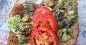 Bruschetta avokádóval paradicsommal és újhagymával
