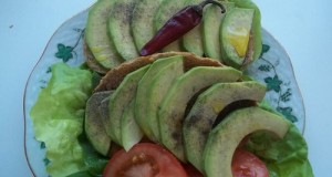 Bruschetta avokádóval salátalevéllel medvehagymával paradicsommal