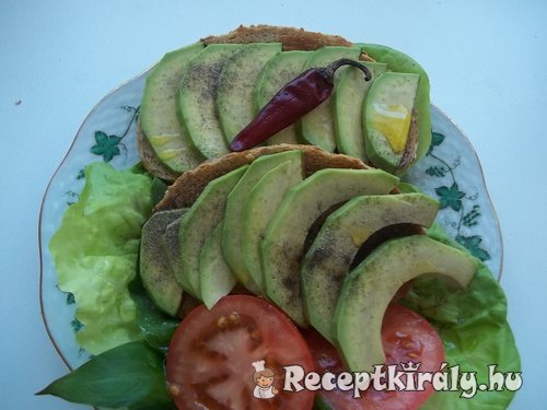 Bruschetta avokádóval salátalevéllel medvehagymával paradicsommal 1