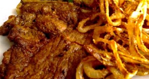 Chilis tarja sült hagymával