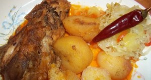 Csirkefarhát pörkölt krumplival csalamádéval