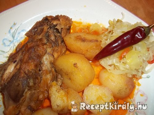 Csirkefarhát pörkölt krumplival csalamádéval