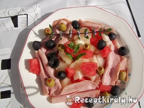 Dinnyesaláta sonkával