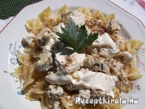 Farfalle túróval tejföllel és rokforttal