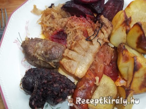 Fehérboros hurka és kolbász káposztaágyon