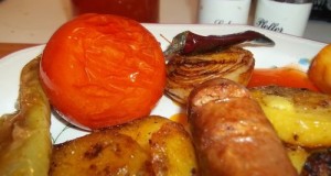 Grillezett kolbász és zöldségek