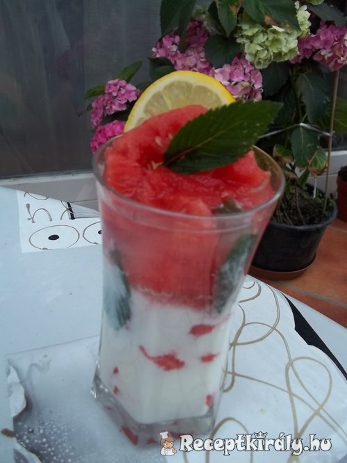 Görögdinnye kaukázusi kefirrel mentával és vodkával