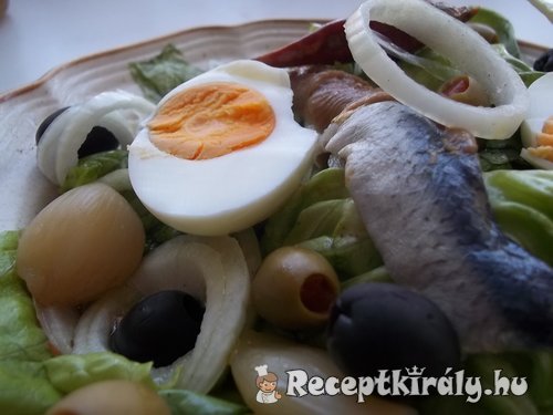 Heringsaláta tojással fejes salátával