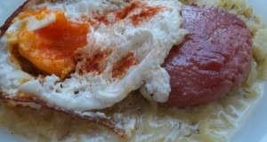 Kapros tejszínes tökfőzelék sült párizsival tükörtojással