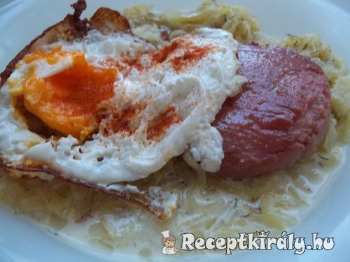 Kapros tejszínes tökfőzelék sült párizsival tükörtojással