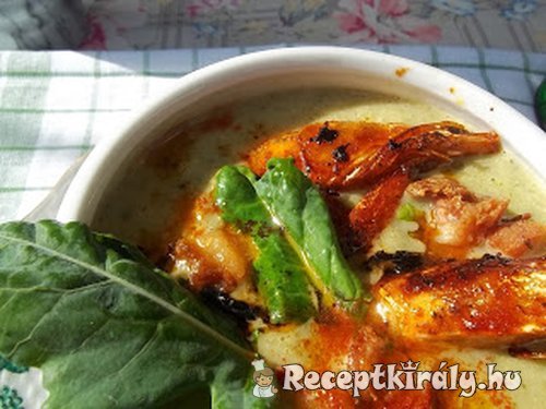 Karalábékrémleves baconnal és garnélarákkal