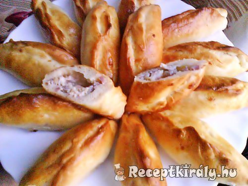 Krémsajtos füstölt húsos kiflik