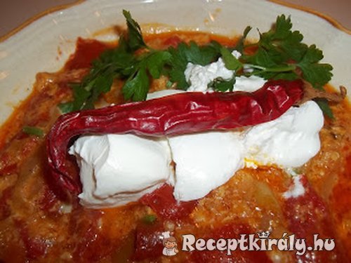 Lecsó lecsókolbásszal és tojással tejfölösen