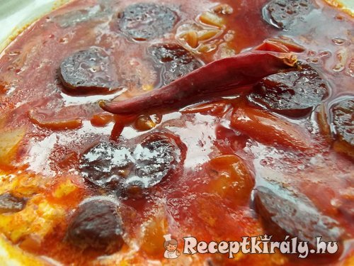 Lecsó tojással és füstölt csípős parasztkolbásszal