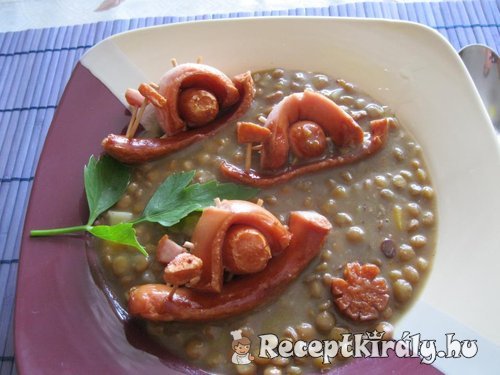 Lencsefőzelék virsli csigákkal
