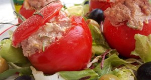 Libamájjal tojással töltött paradicsom mediterrán salátával hidegen