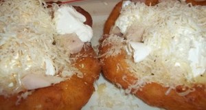 Lángos pizzasonkával tejföllel reszeltsajttal