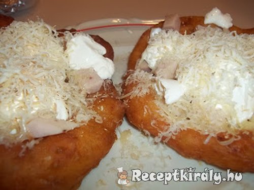 Lángos pizzasonkával tejföllel reszeltsajttal