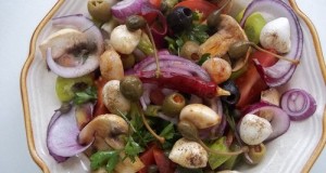 Mediterrán saláta bruschetta-val