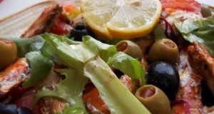 Mediterrán saláta paradicsomszószos szardíniával