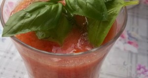 Paradicsom cocktail bazsalikommal vodkával