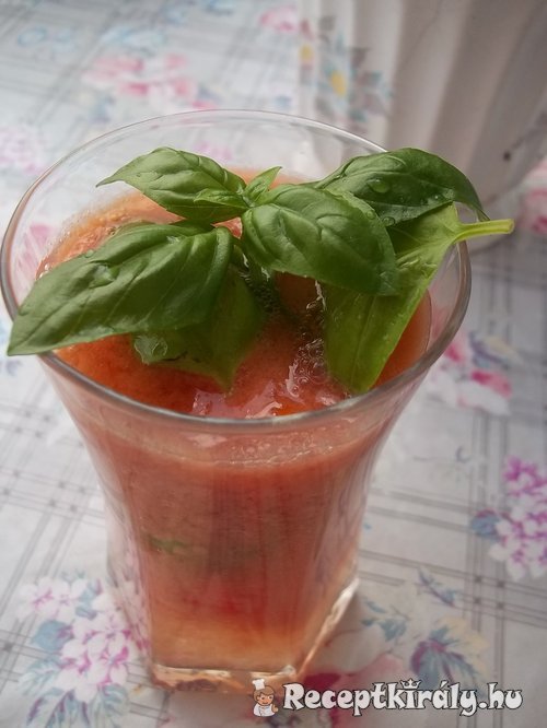 Paradicsom cocktail bazsalikommal vodkával