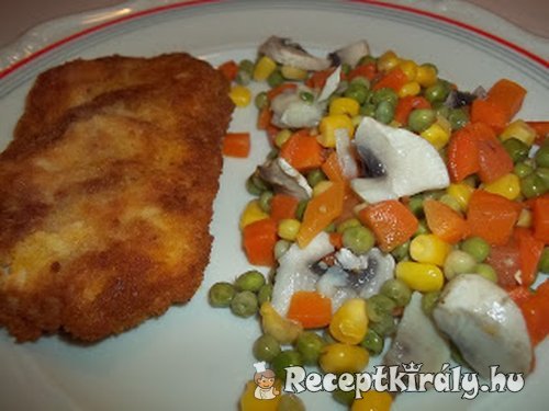 Rántott csirkemell zöldségkörítéssel