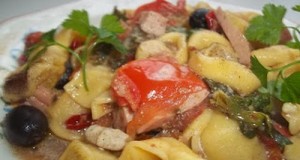 Sajtos tortellini pizzasonkával tejszínes szósszal