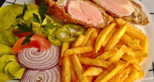 Sajttal töltött virsli baconbe tekerve
