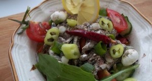 Saláta medvehagymával sprotnival mozzarellával olívával bruschettával