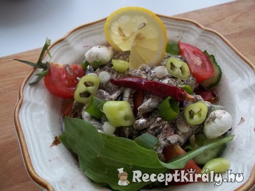 Saláta medvehagymával sprotnival mozzarellával olívával bruschettával