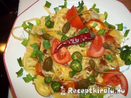 Sonkás tortellini szósszal sajttal caprigyümölccsel 1