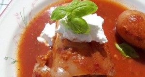 Sonkával töltött paprika vörösboros paradicsomszószban