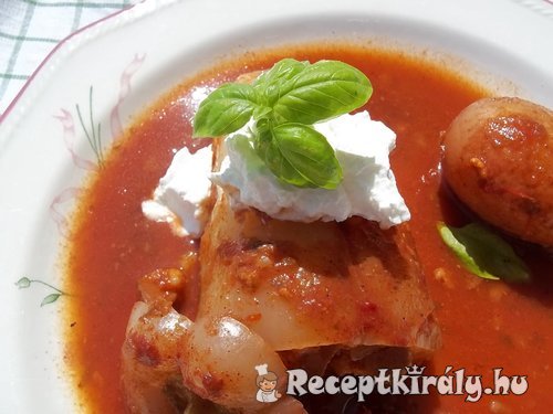 Sonkával töltött paprika vörösboros paradicsomszószban