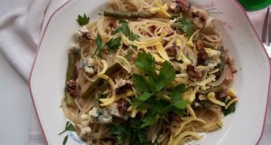 Spagetti baconnel zöldspárgával és sajttal
