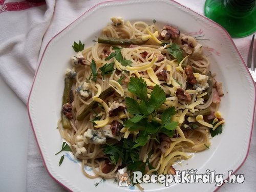 Spagetti baconnal zöldspárgával és sajttal